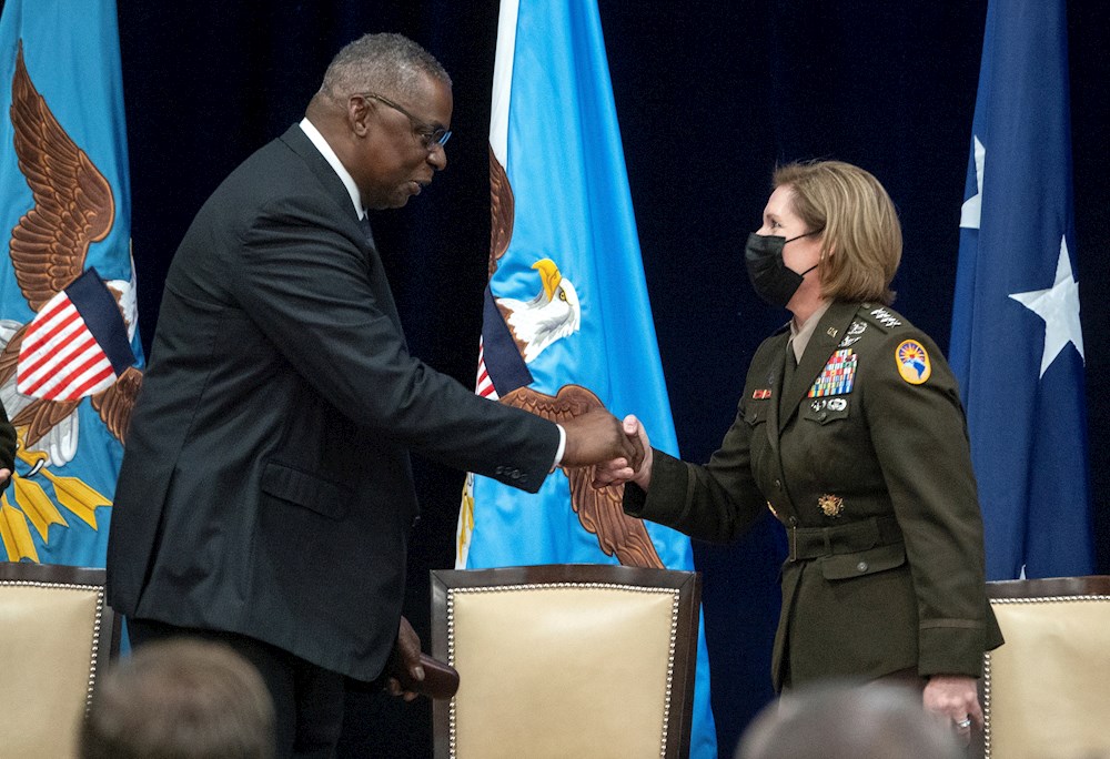 Richardson hace historia como primera mujer jefa del Comando Sur de EEUU