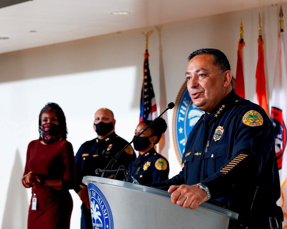Despiden a jefe policial de Miami que denunció a concejales y “mafia cubana”