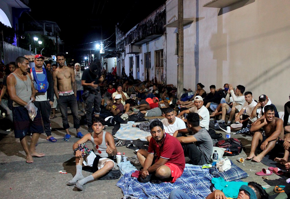 Caravana migrante descansa y sana heridas en un municipio del sur de México