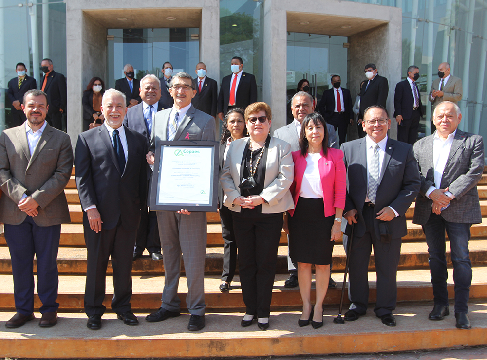 Recibe distinciones el Rector José Andrés Suárez Fernández