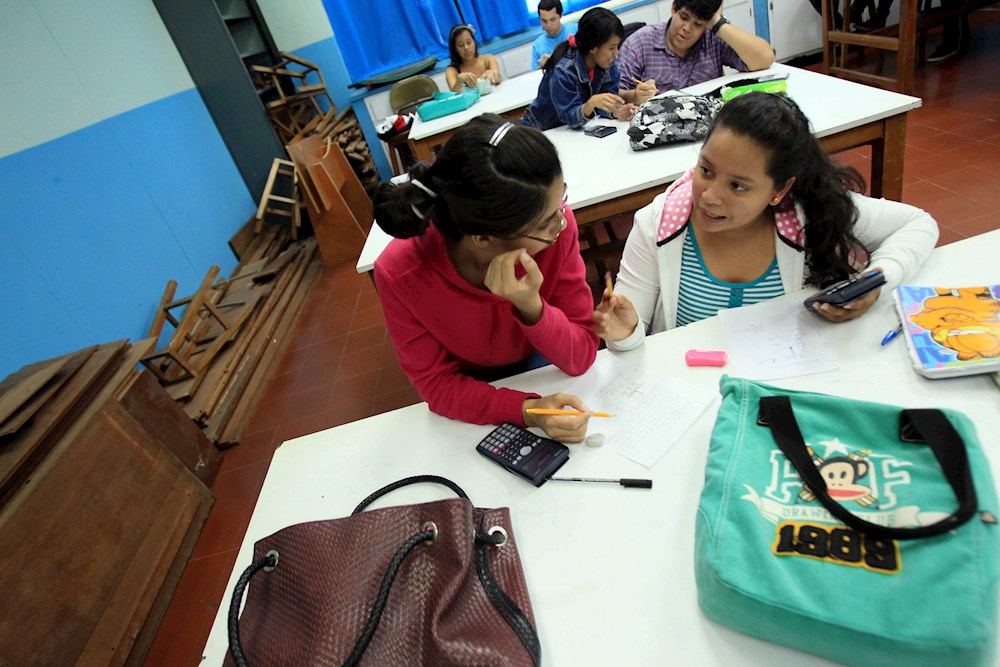 Nueva campaña busca patrocinio privado para estudiantes refugiados en EEUU