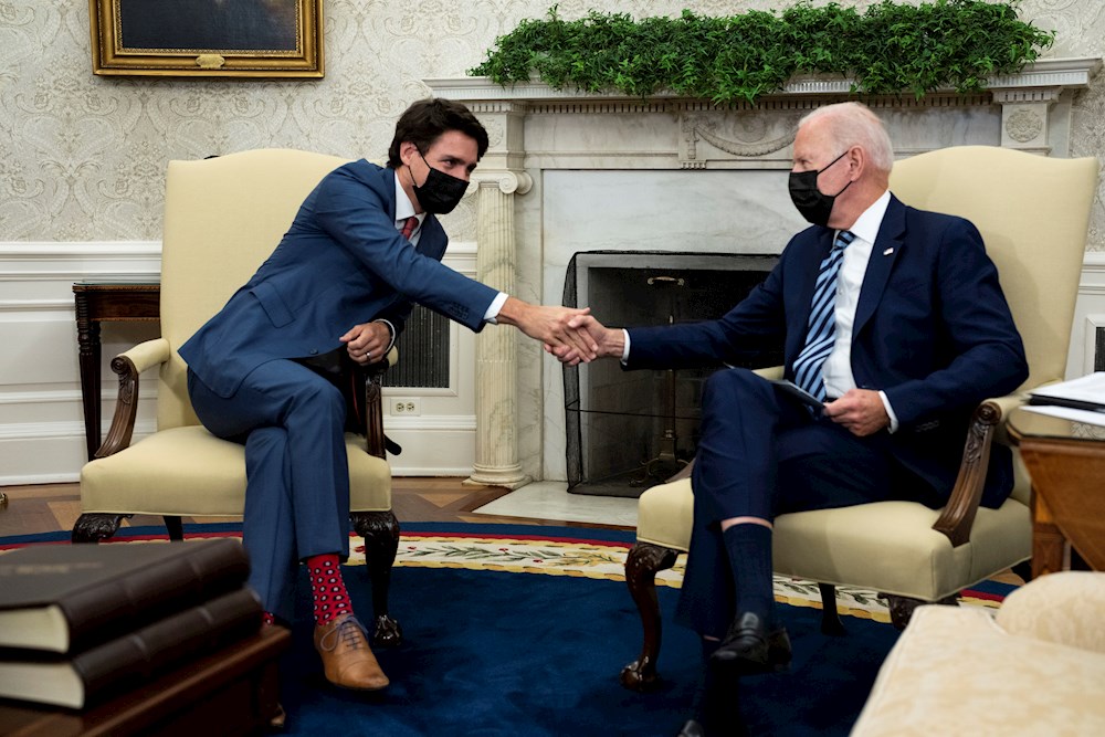 Biden y Trudeau tratan los incentivos para la compra de vehículos eléctricos