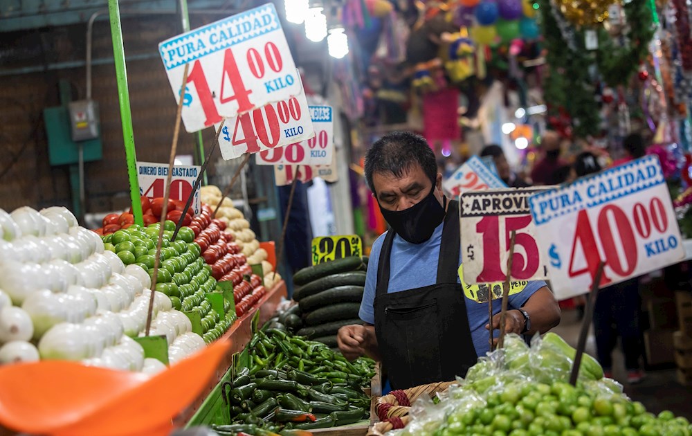La economía mexicana padece una inflación desatada y el peso en horas bajas