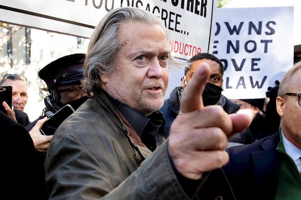 Jueza libera a Steve Bannon pero le quita el pasaporte para que no deje EEUU