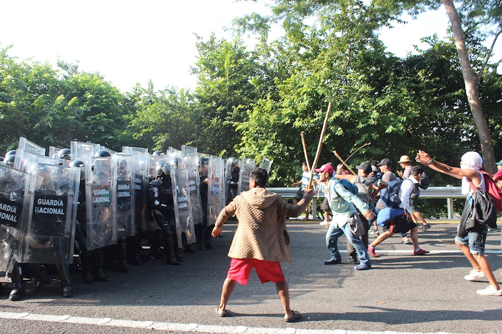 La caravana migrante se enfrenta con la Guardia Nacional de México en Chiapas