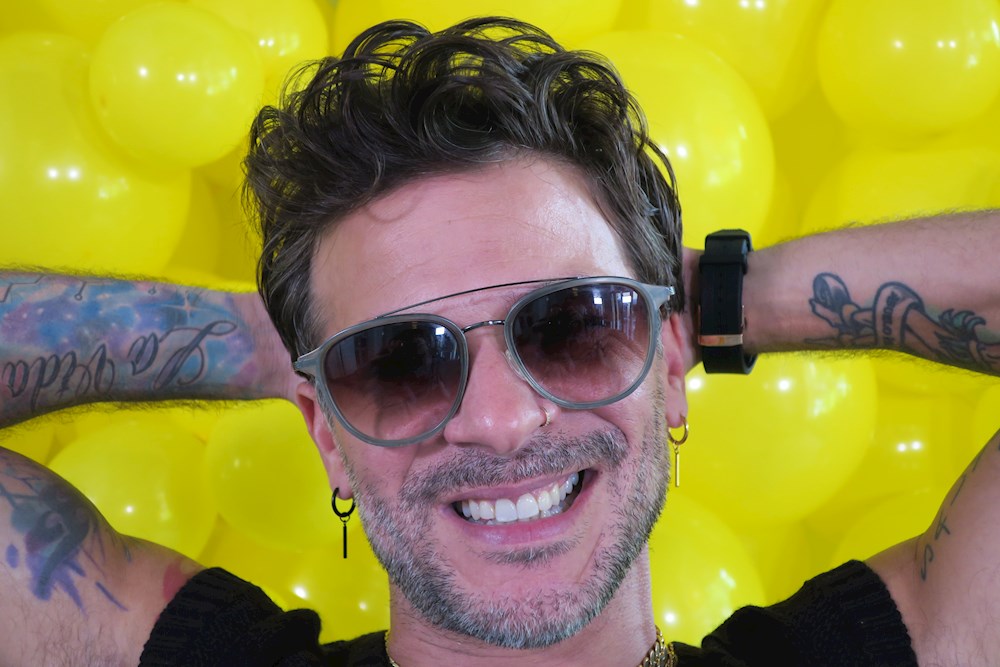 Pedro Capó muestra su lado más íntimo para celebrar su “niño interior”