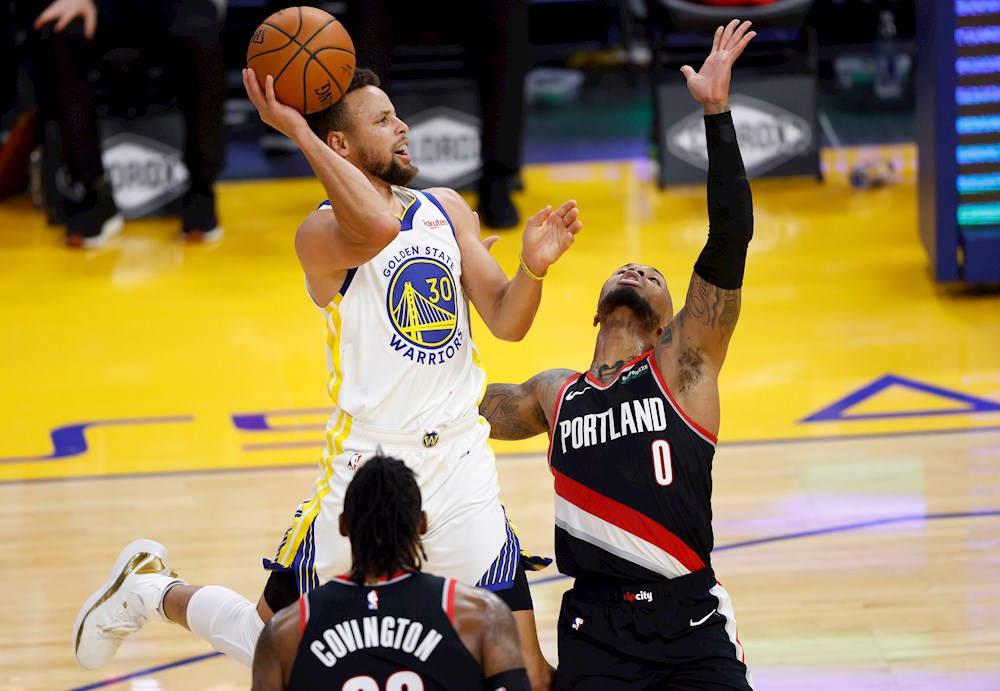 Los Warriors y los Bucks vuelan y los Lakers cogen aire gracias a los Pistons
