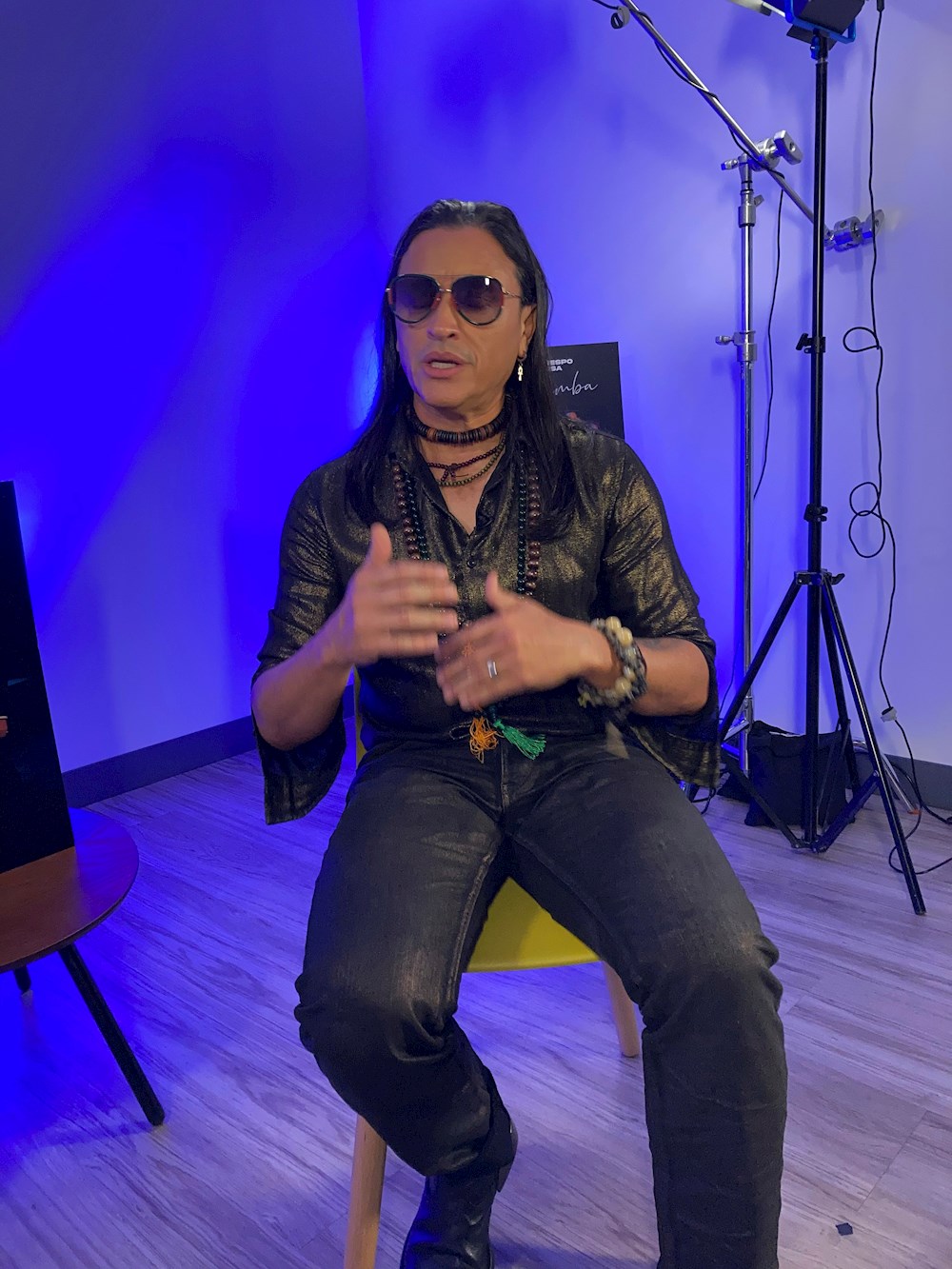 Elvis Crespo, feliz de darle vida al género tropical con su voz de platanero