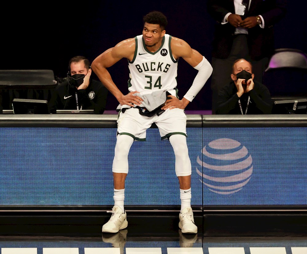 109-118. Antetokounmpo y los campeones Bucks ganan a los diezmados Sixers