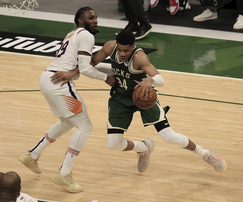 89-117. Ante los Pistons, Antetokounmpo corta la racha perdedora de los Bucks