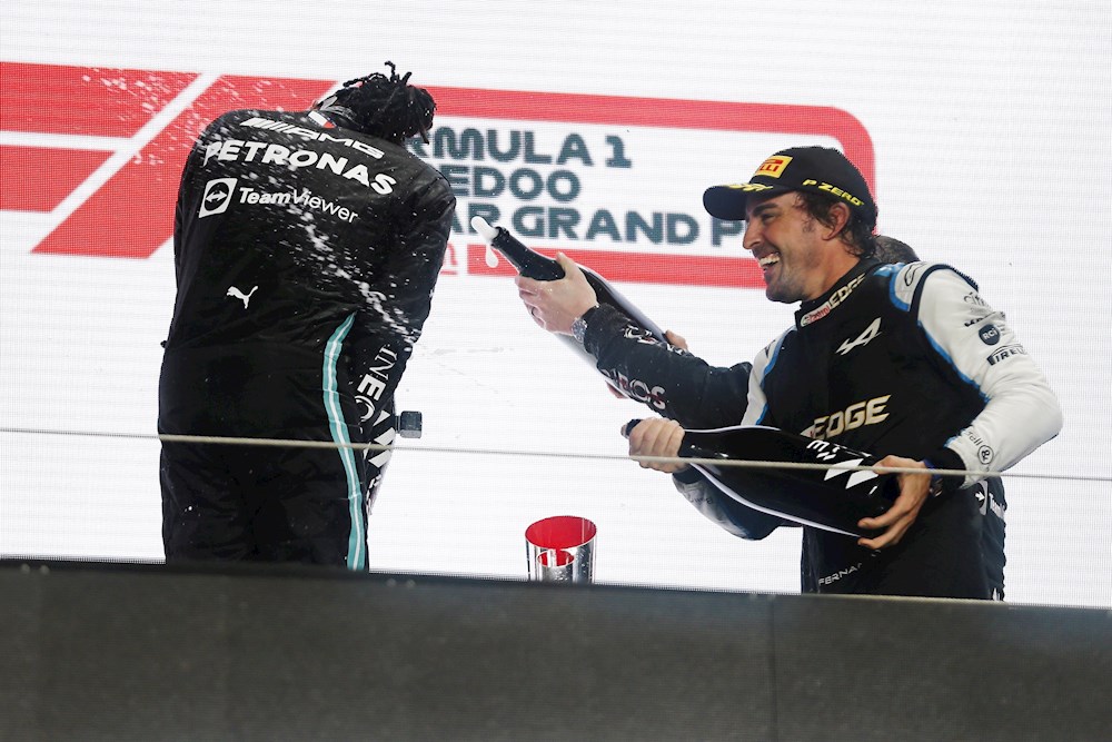 Hamilton acorta distancias y Alonso brilla en la noche de Qatar