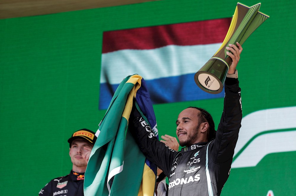 Hamilton le pega un volantazo al Mundial