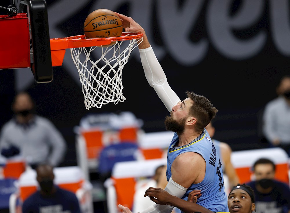 104-123: Valanciunas se convierte en Curry para triturar a los Clippers