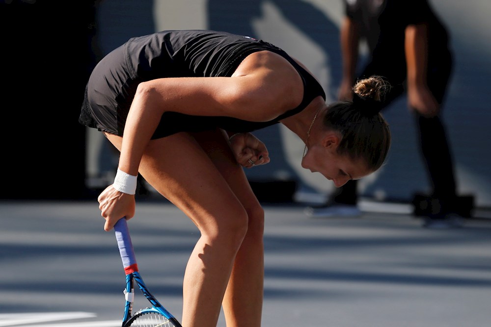 La checa Pliskova vence a su compatriota Krejcikova y se acerca a las semifinales de la WTA finals