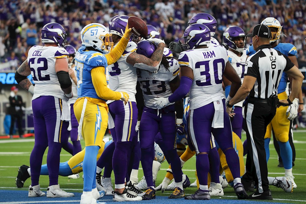20-27. Cousins lanzó dos pases de anotación en el triunfo de los Vikings sobre los Chargers