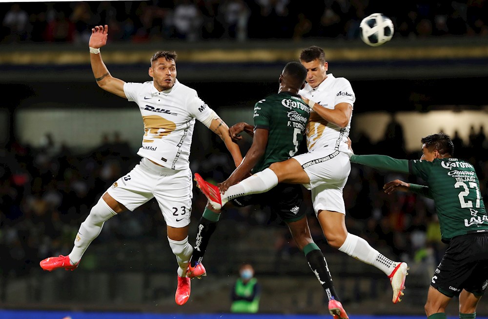 El chileno Valdés lidera goleada del Santos, que amarra boleto a repesca