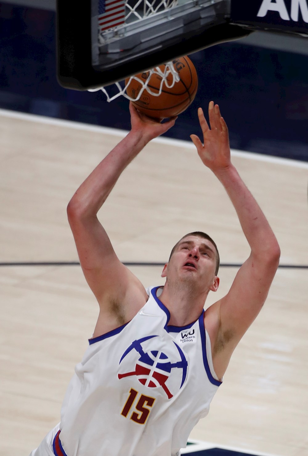 113-96. Jokic, triple-doble, expulsión y victoria de Nuggets