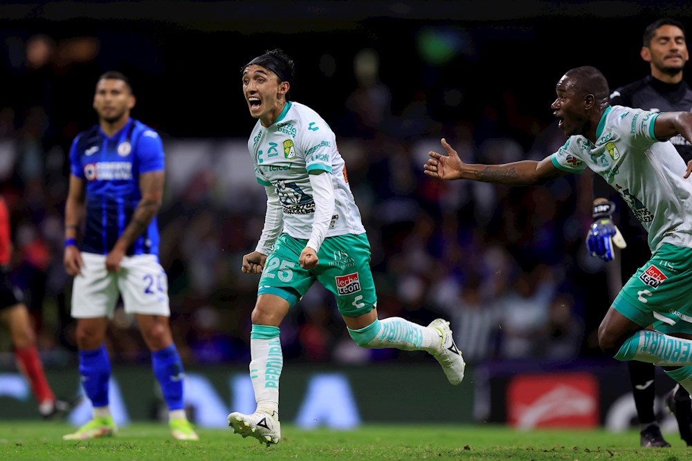 El León vence al campeón Cruz Azul y pone un pie en los cuartos de final del fútbol en México