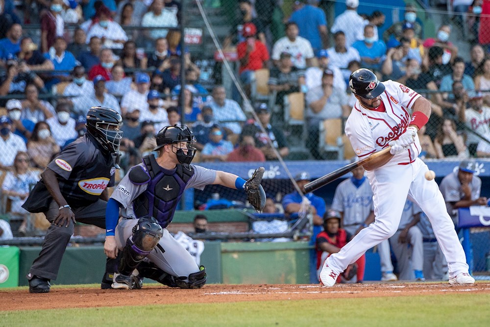 Las Águilas pierden su primer partido y los Leones vuelan con Pujols