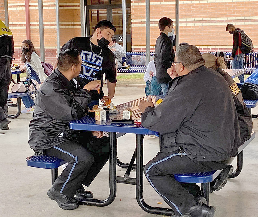 Mission CISD invita a agentes del orden locales a almorzar todos los días