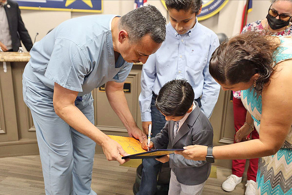 Otorgan reconocimiento a ganador de concurso “Spooky Monster Story”