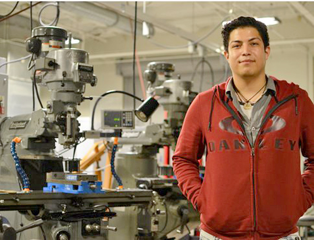 Con destino a Tesla: Estudiante de fabricación se prepara para la oportunidad de su vida