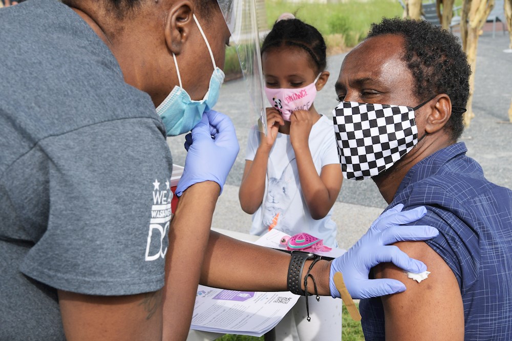 EEUU, a un paso de aprobar el refuerzo de la vacuna para todos los adultos