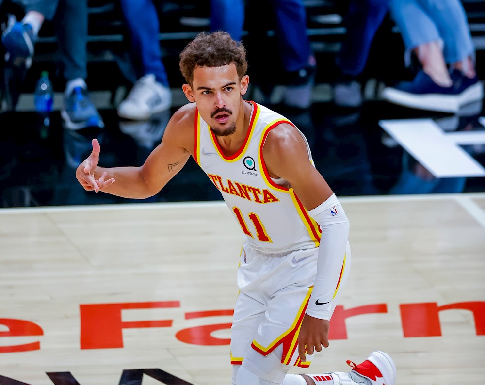 Devin Booker y Trae Young, jugadores de la semana seis en la NBA