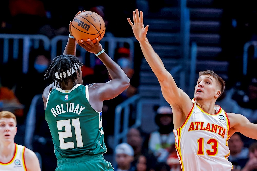 120-100. Young anota 42 puntos para doblegar a los actuales campeones