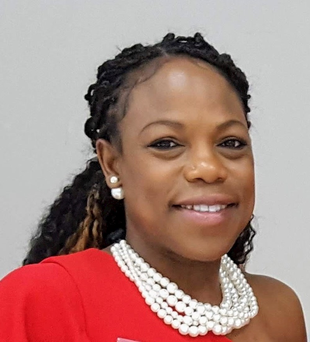 Maestra de inglés para inmigrantes y refugiados gana premio internacional