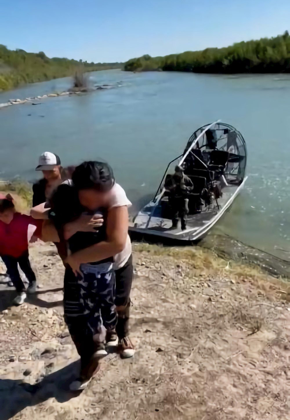 Rescatan a una niña migrante de 5 años abandonada en isla en el río