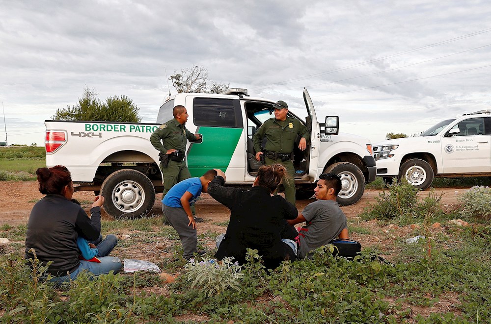Texas debe liberar a detenidos al cruzar la frontera por errores en papeleo