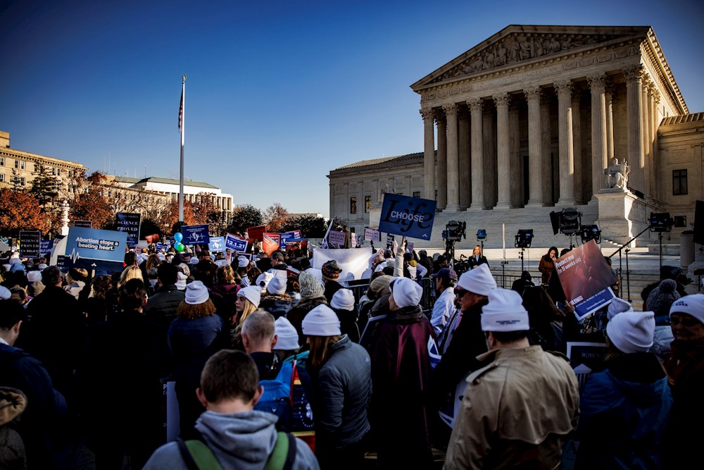 El Supremo de EE.UU. insinúa que impondrá nuevos límites al aborto en el país
