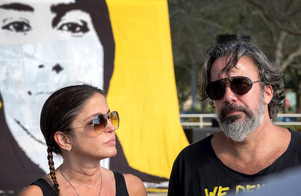 Padres de víctima de matanza escolar advierten “emergencia” por uso de armas