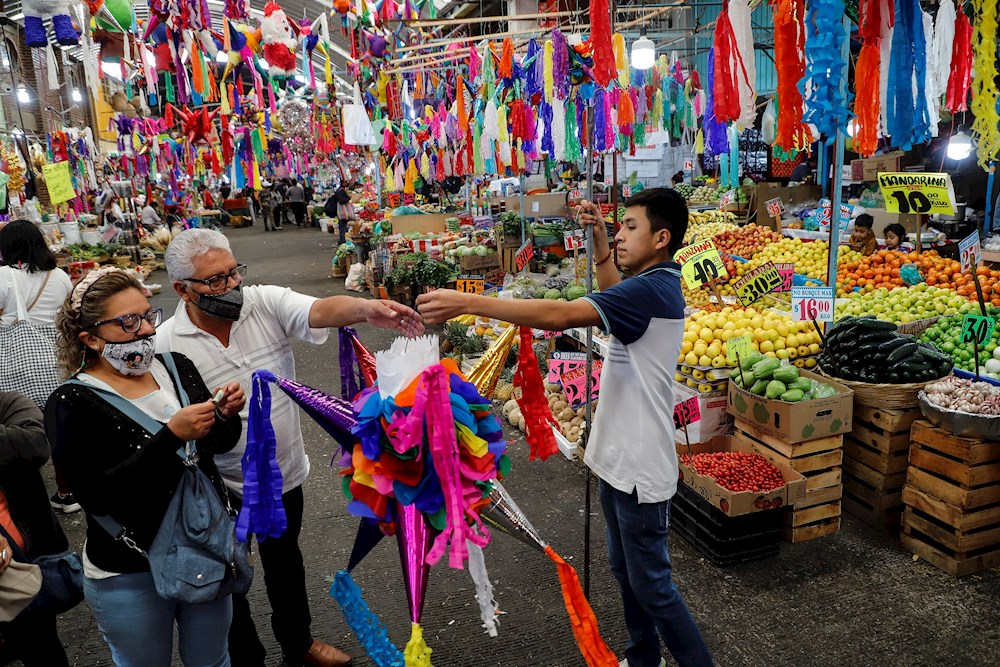 Piñatas devuelven su color a la navidad en el mercado de Jamaica en México