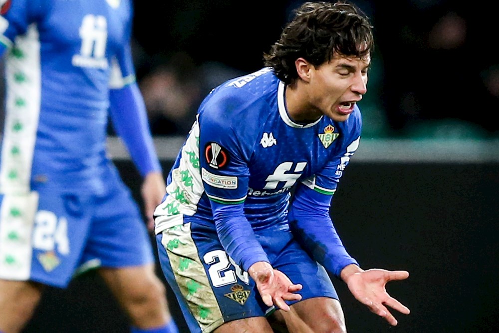 El Betis acaba la fase con derrota (3-2) en partido que enloqueció al final