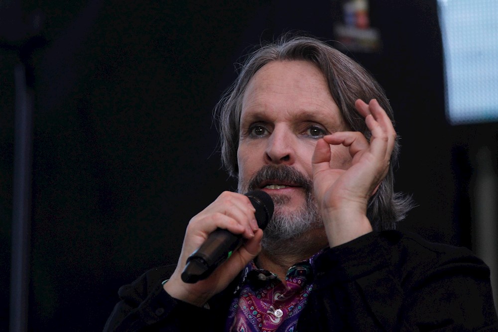 Miguel Bosé dice en la FIL que la pandemia le “quitó” su carrera