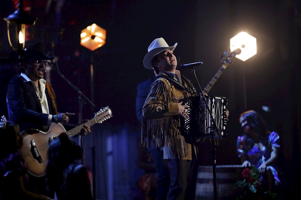 Los Dos Carnales se inspiran en “La Casa de papel” para su último corrido