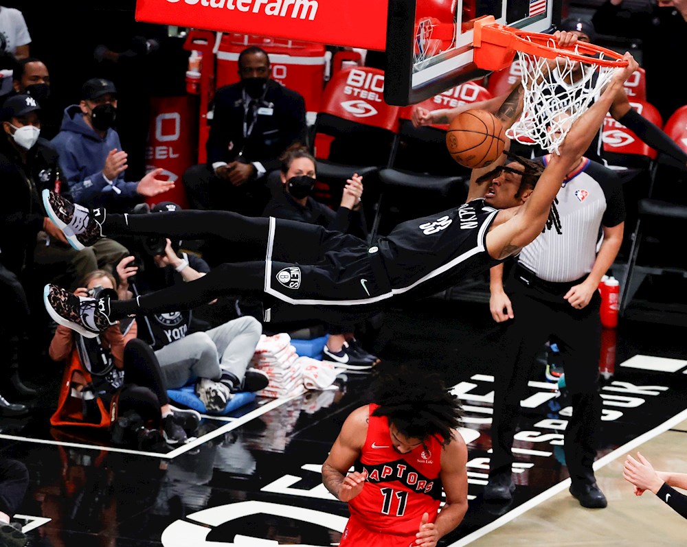 Brooklyn sufre con los Raptors y Curry rompe el récord de triples de la NBA