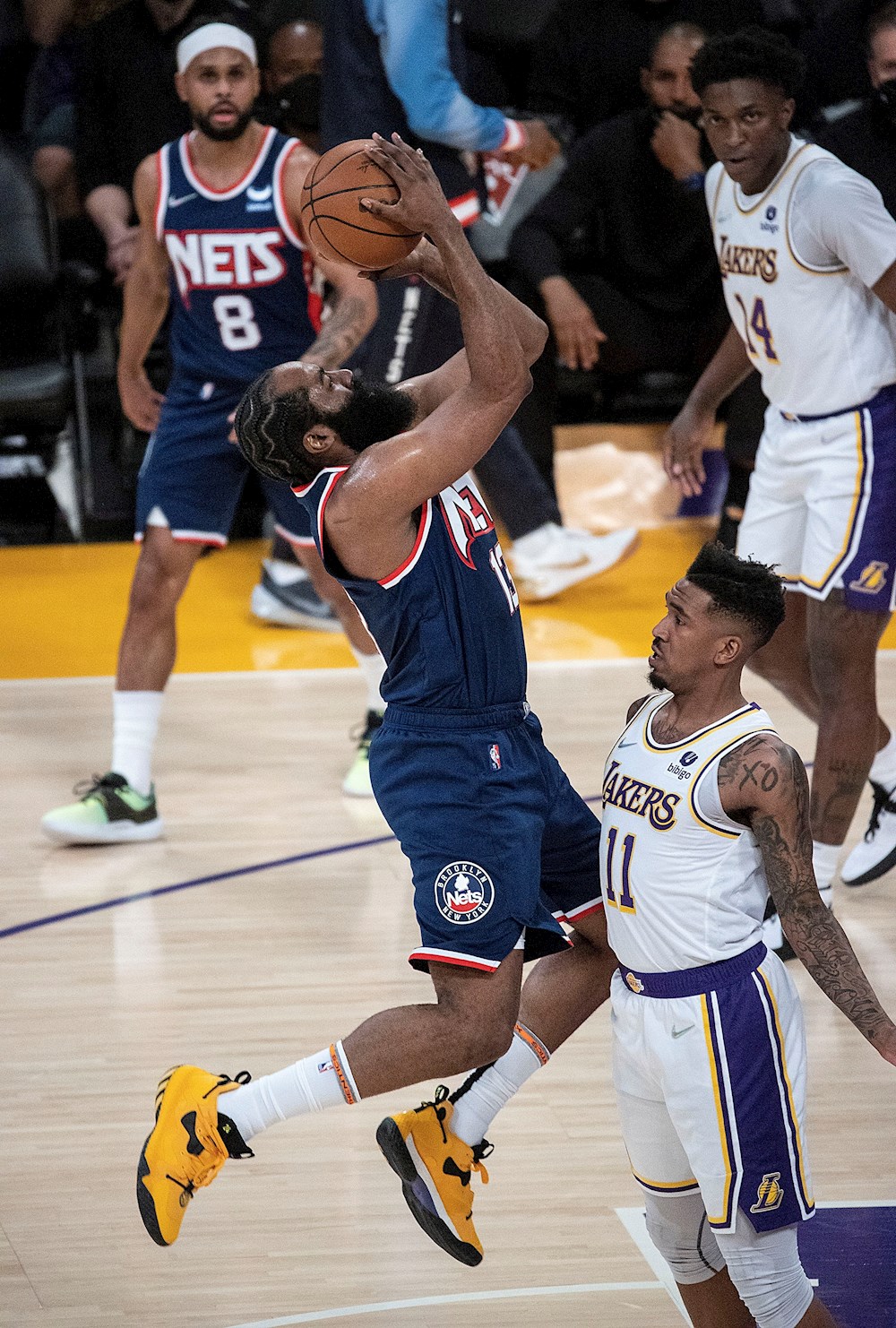 Curry se queda corto y Harden le daña la fiesta a James en NBA