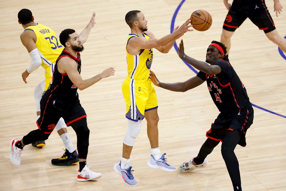 96-105: Curry alcanza récord de triples de la NBA en la victoria sobre los Knicks