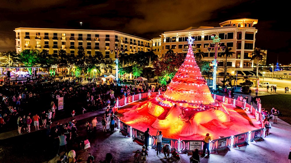 Una ciudad de Florida presume de árbol de Navidad de 10 metros hecho de arena