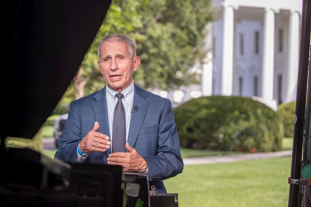 Dosis de refuerzo funcionan con ómicron, dice principal epidemiólogo de EEUU