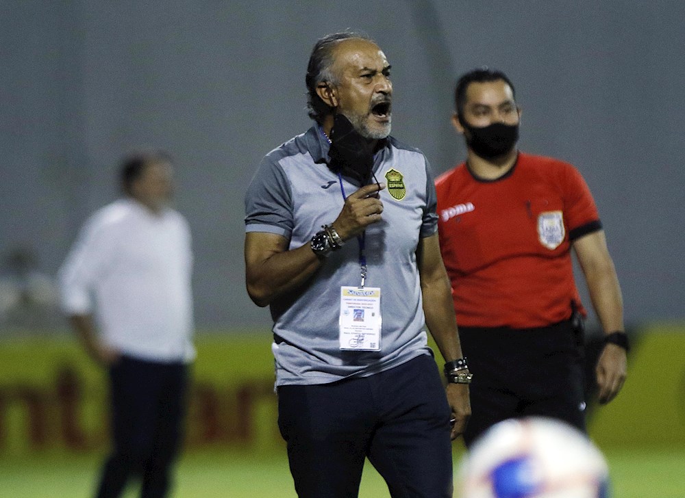El entrenador mexicano ‘Potro’ Gutiérrez renueva su contrato con Real España