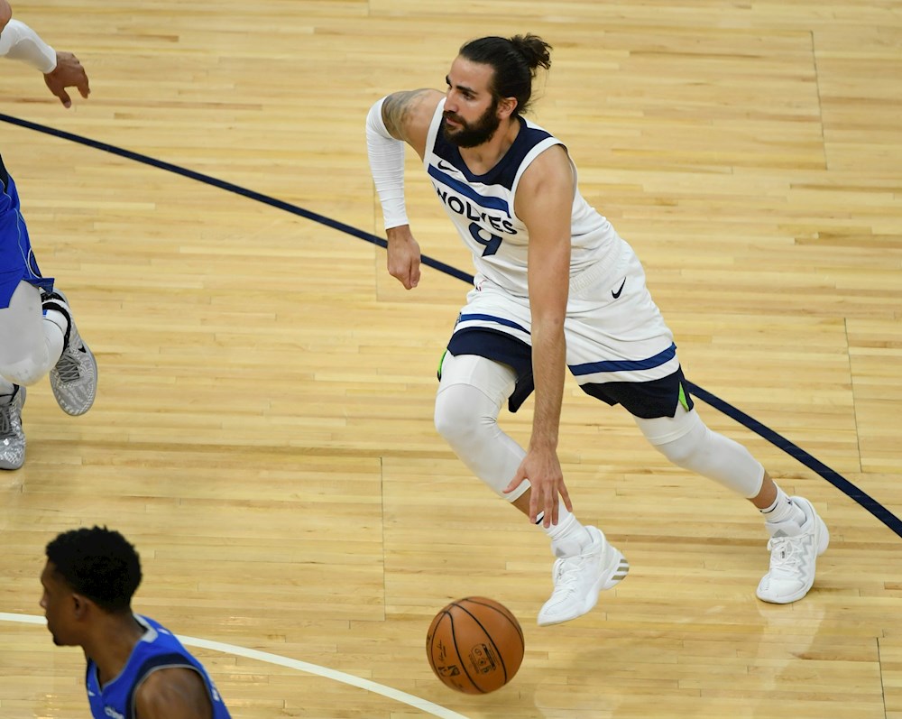 Los Suns no se detienen y DeRozan supera a James en una noche de suspensiones en la NBA