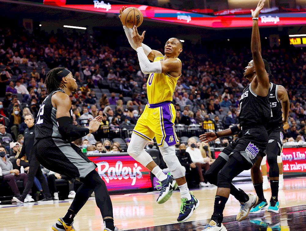 117-102: Westbrook y la defensa de los Lakers someten a los Celtics