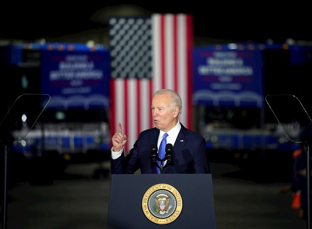 Biden urge a defender la democracia ya que “no ocurre por accidente”
