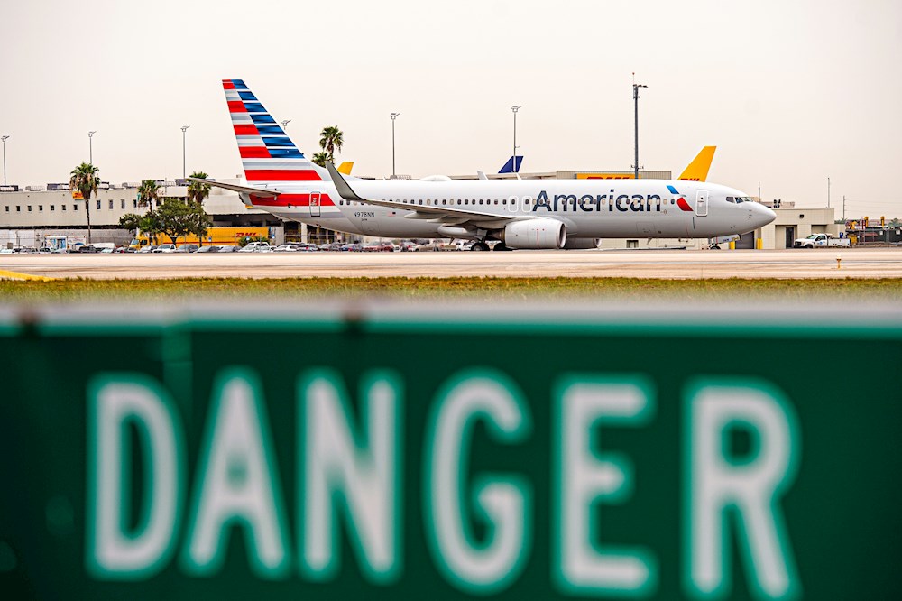 Hombre con un tanga en la cara en lugar de tapabocas es echado de un avión