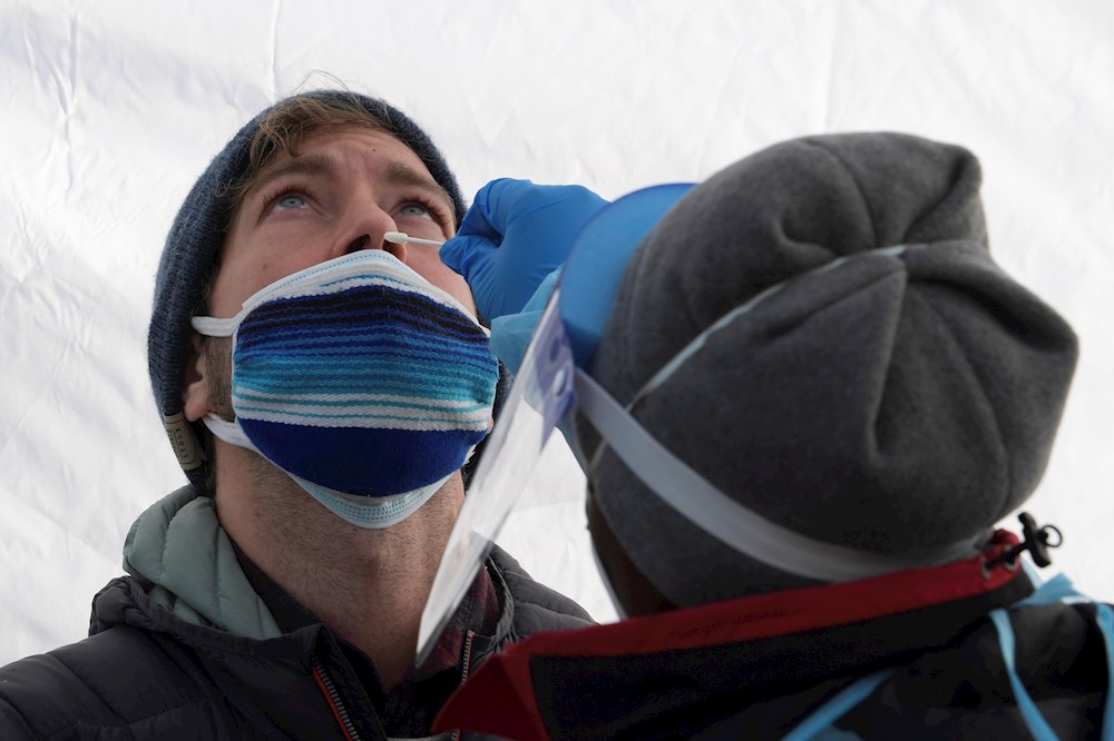 Ómicron comienza a retroceder en EEUU pese a que siguen subiendo las muertes