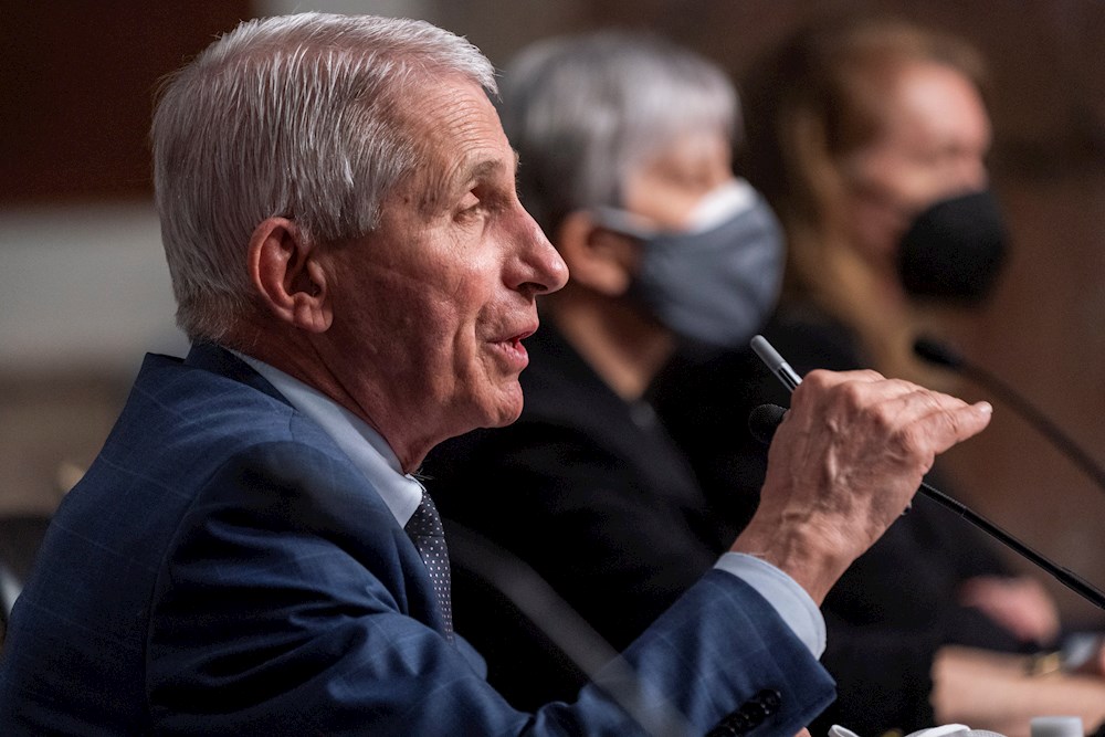 EE.UU. da por hecho que casi “todo el mundo” contraerá el coronavirus